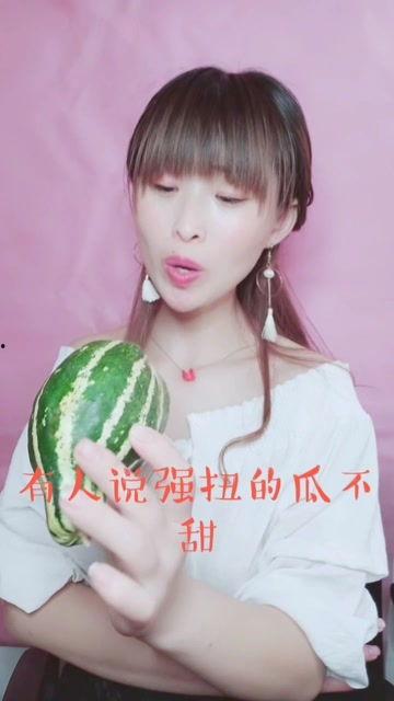 娱乐吃瓜酱被客人催,应对催更挑战，揭秘幕后故事
